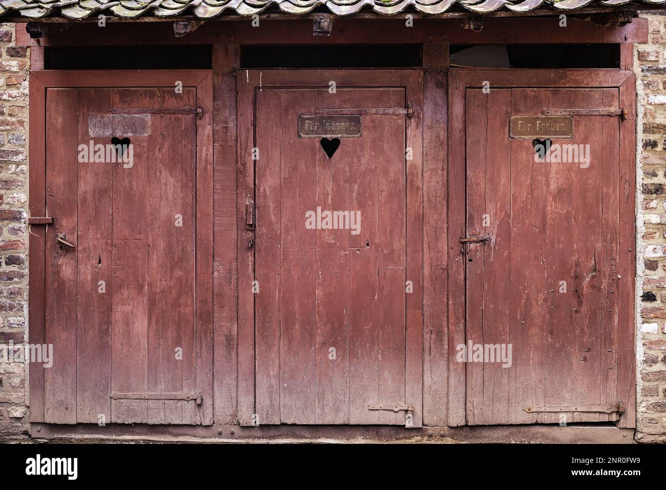 Photo des portes en bois des toilettes anciennes avec les signes allemands fuer Maenner et fuer Frauen, signifiant pour les hommes et pour les femmes Banque D'Images