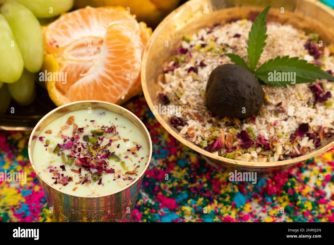 Kesariya Thandai ou Kesaria Sardai - boisson traditionnelle indienne sucrée au lait rafraîchissant, boisson de Masala largement appréciée au Festival indien vi Banque D'Images