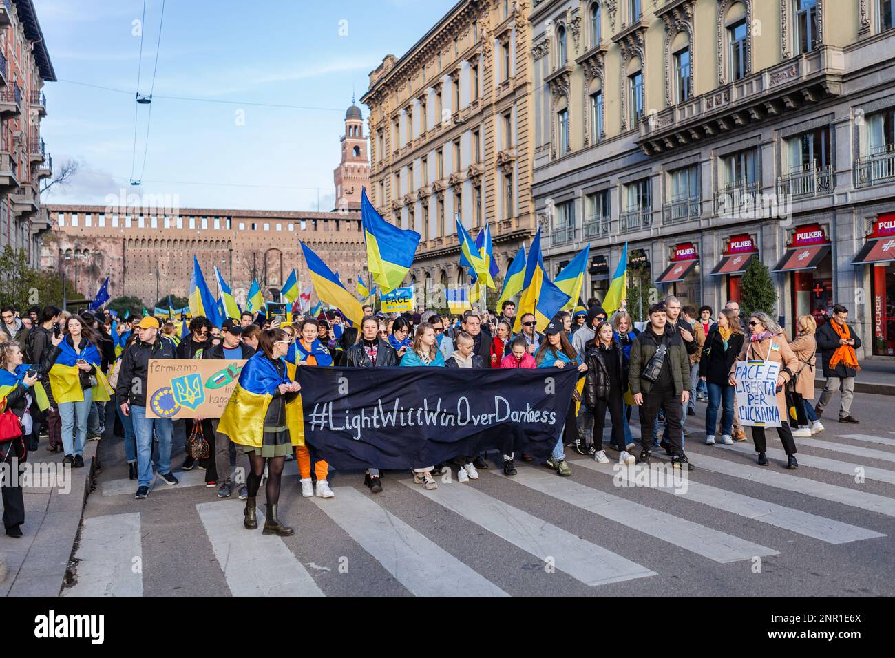 MILAN, ITALIE - 25 FÉVRIER 2023 : un an après la guerre Russie-Ukraine, 1st ans. Rassemblement de la population en faveur de l'Ukraine à Milan, Castello. Banque D'Images