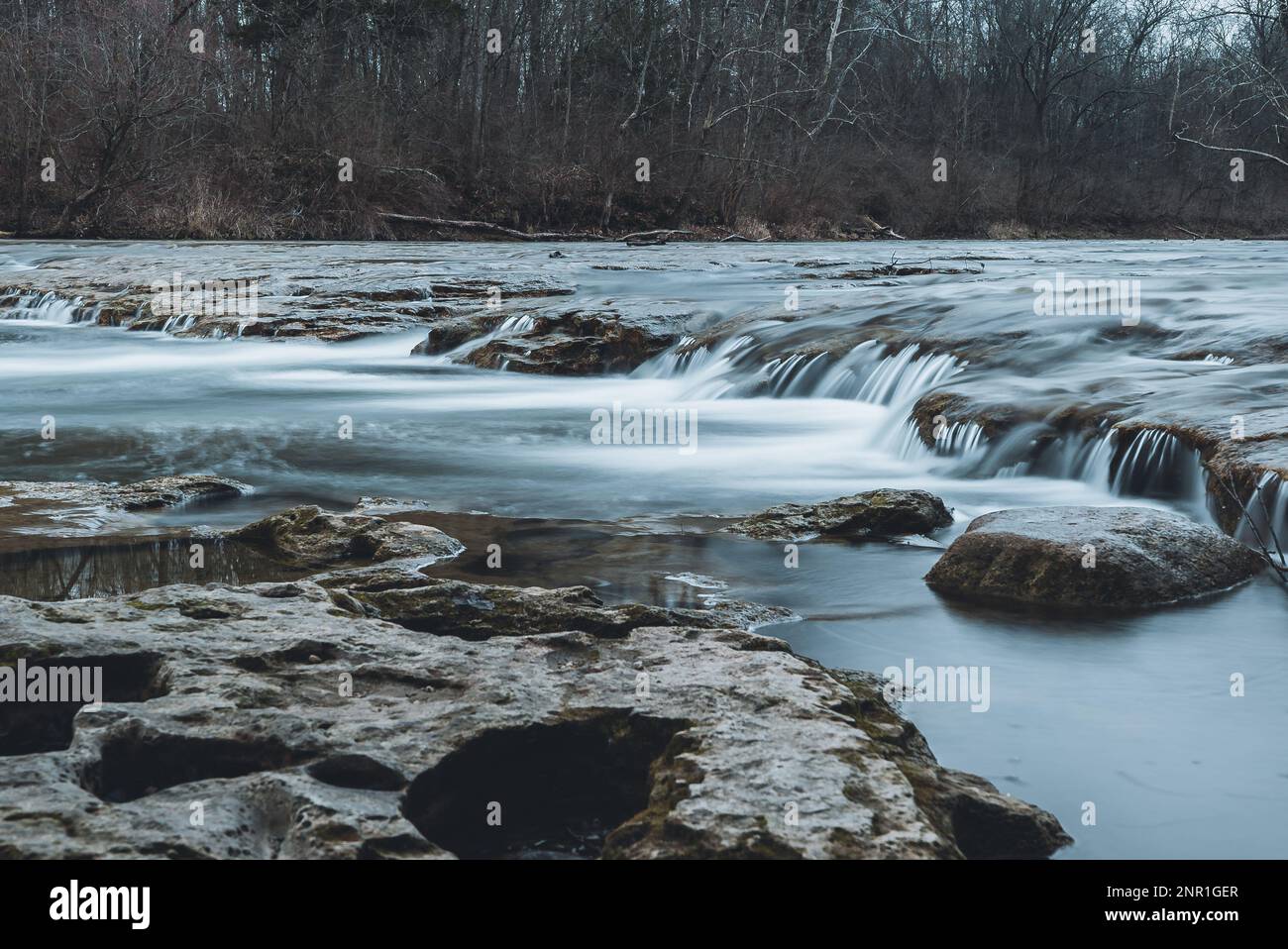 Dans la rivière l'hiver Banque D'Images