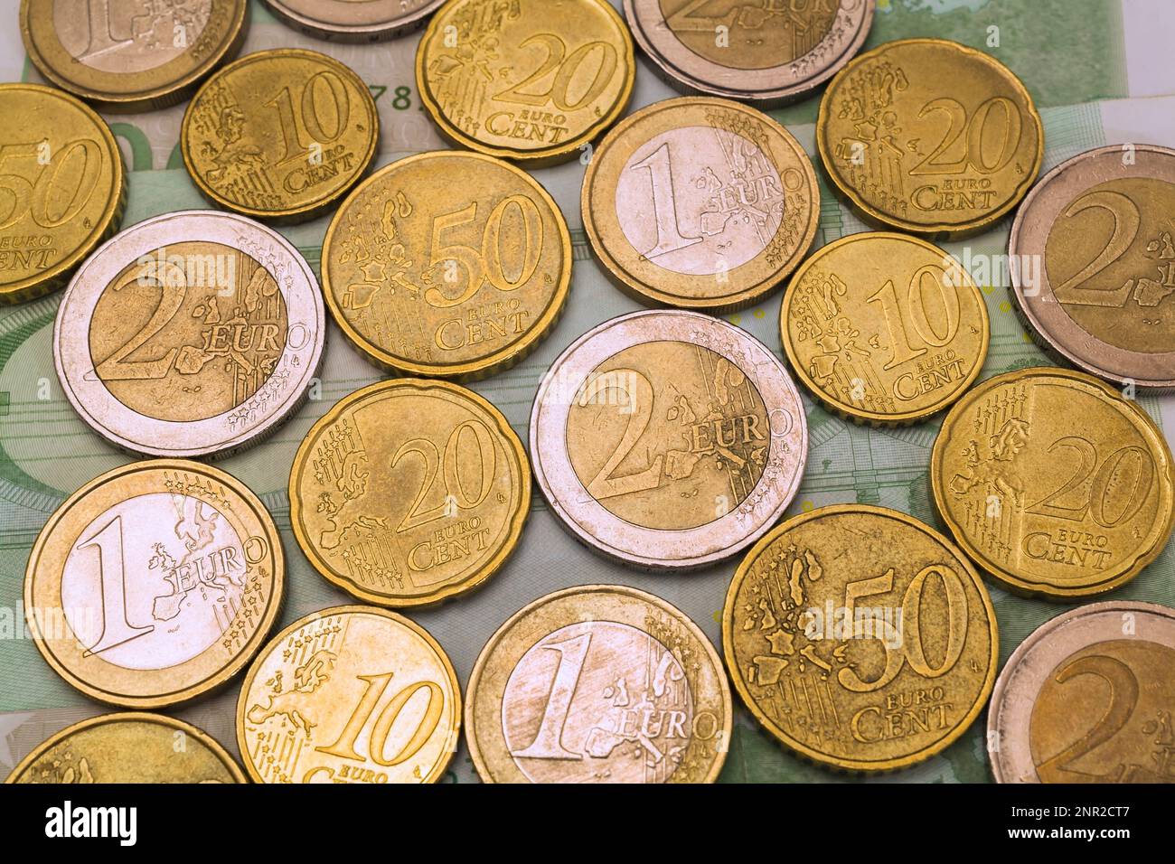 Plusieurs pièces en euros en plus des billets de banque de 100 euros. Banque D'Images