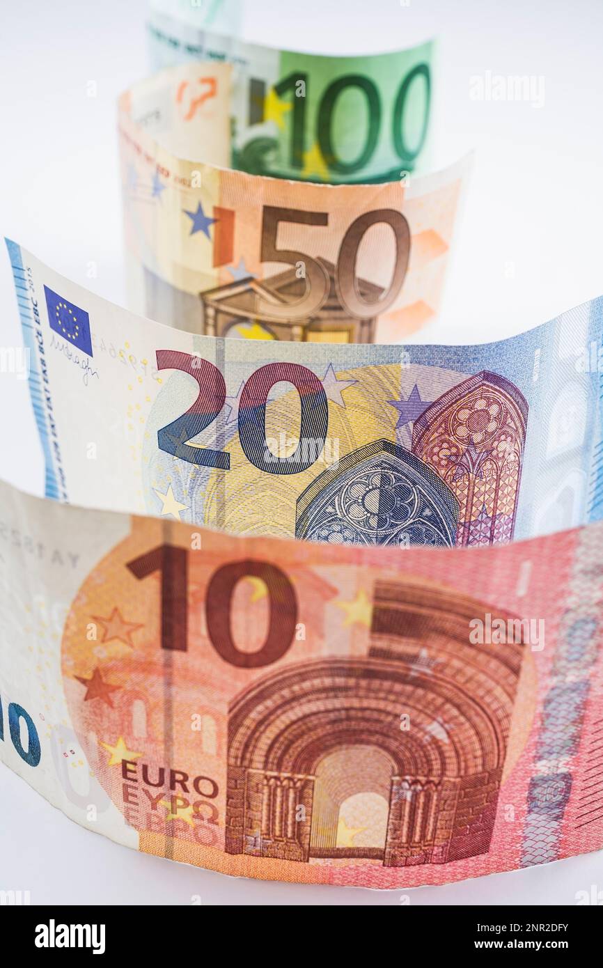 Rangée de billets en monnaie papier de 10, 20, 50 et 100 euros sur fond blanc. Banque D'Images