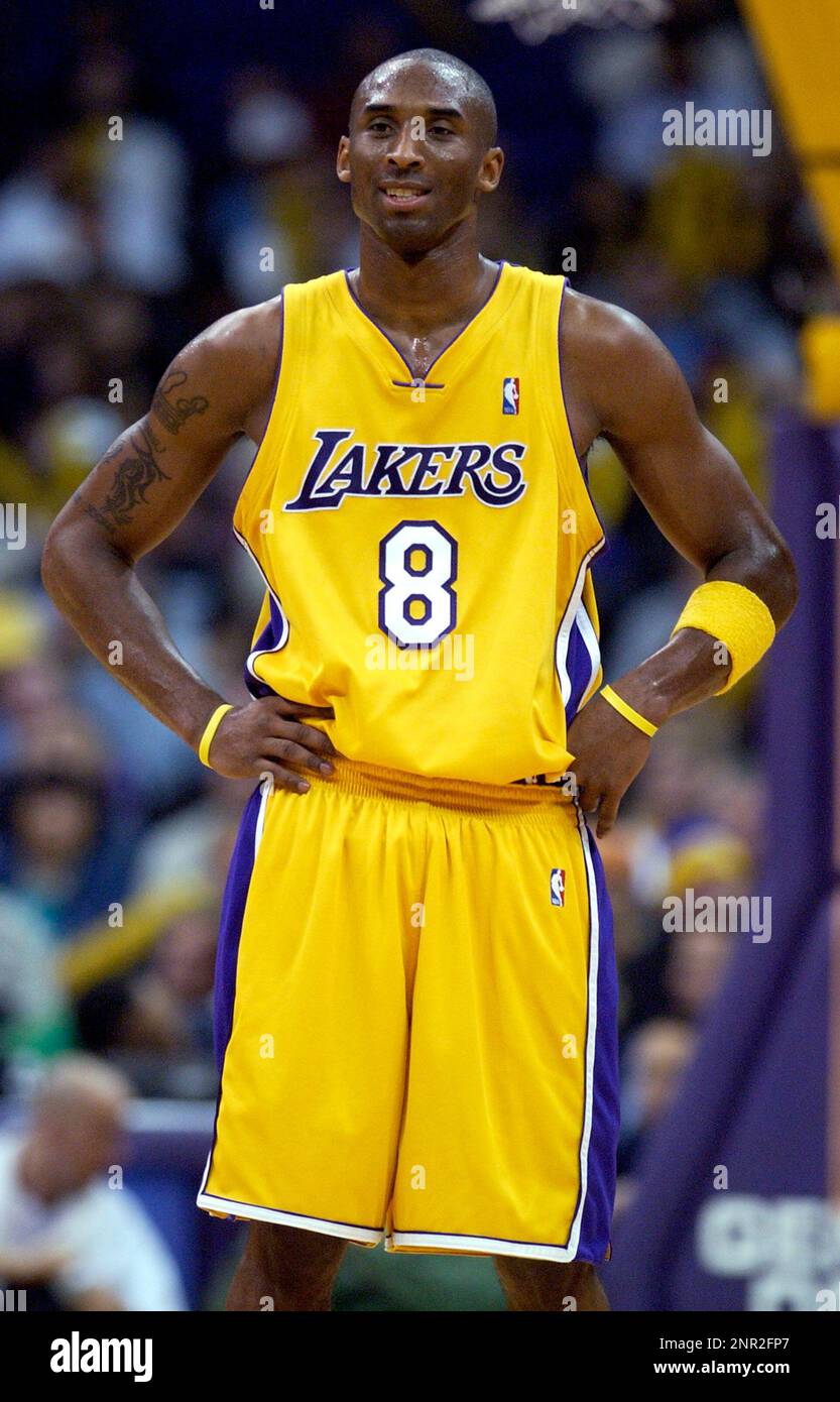 Los Angeles Lakers guard Kobe Bryant (8) had 21 points and nine assists during a 98-90 victory over the New York Knicks in an NBA basketball game at the Staples Center on Tuesday, Dec. 9, 2003 in Los Angeles. (Kirby Lee via AP) Banque D'Images