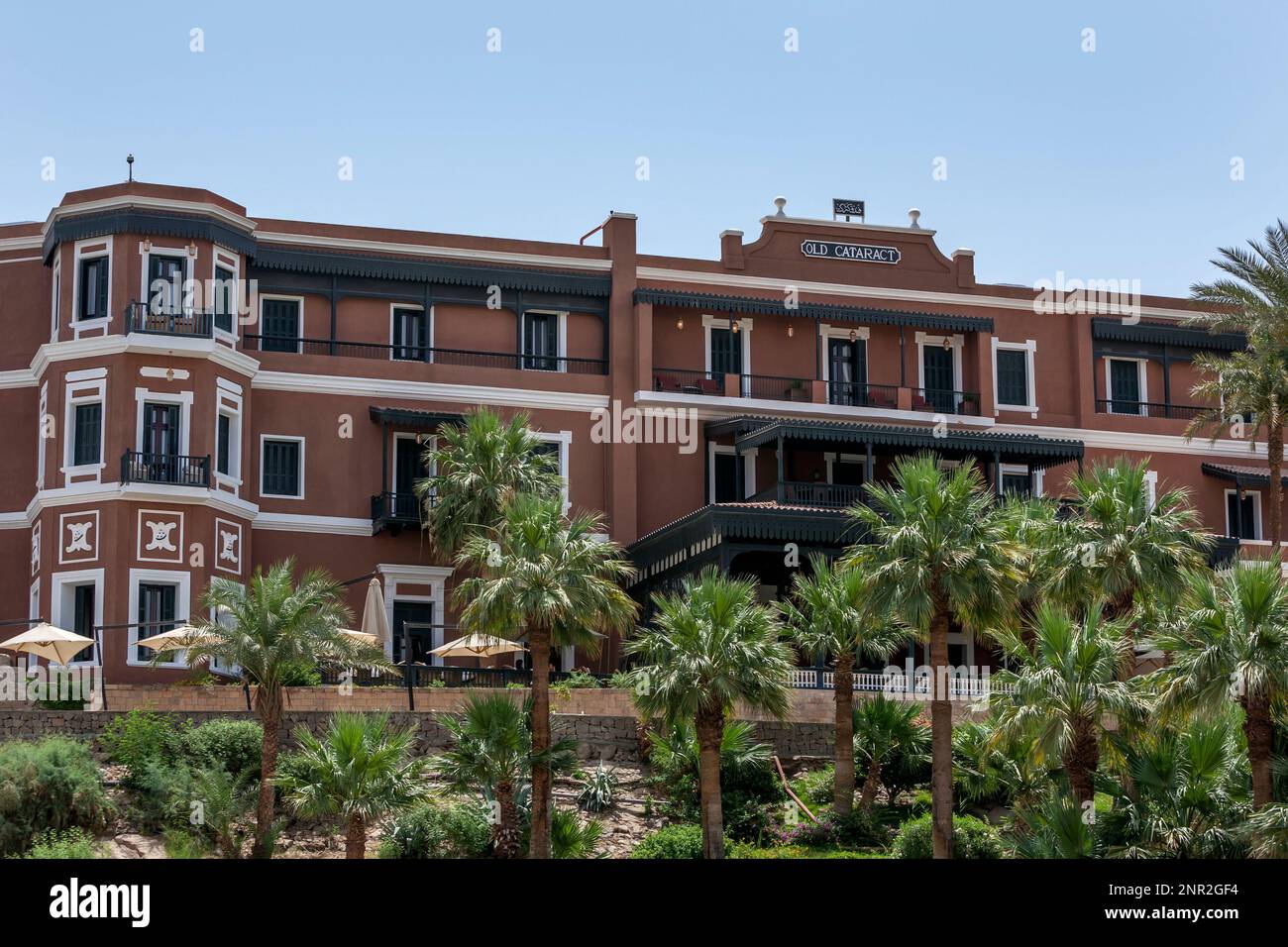 Le célèbre Old Cataract Hotel qui surplombe le Nil à Assouan en Égypte. Il a été construit en 1899 par Thomas Cook. Banque D'Images