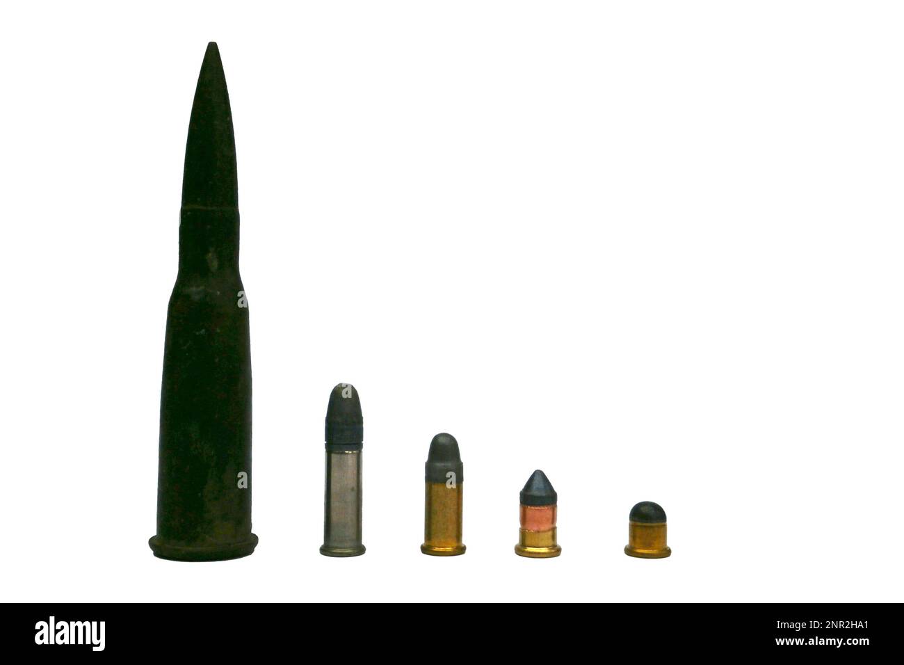 Gros plan sur différentes munitions isolées sur fond blanc. Banque D'Images