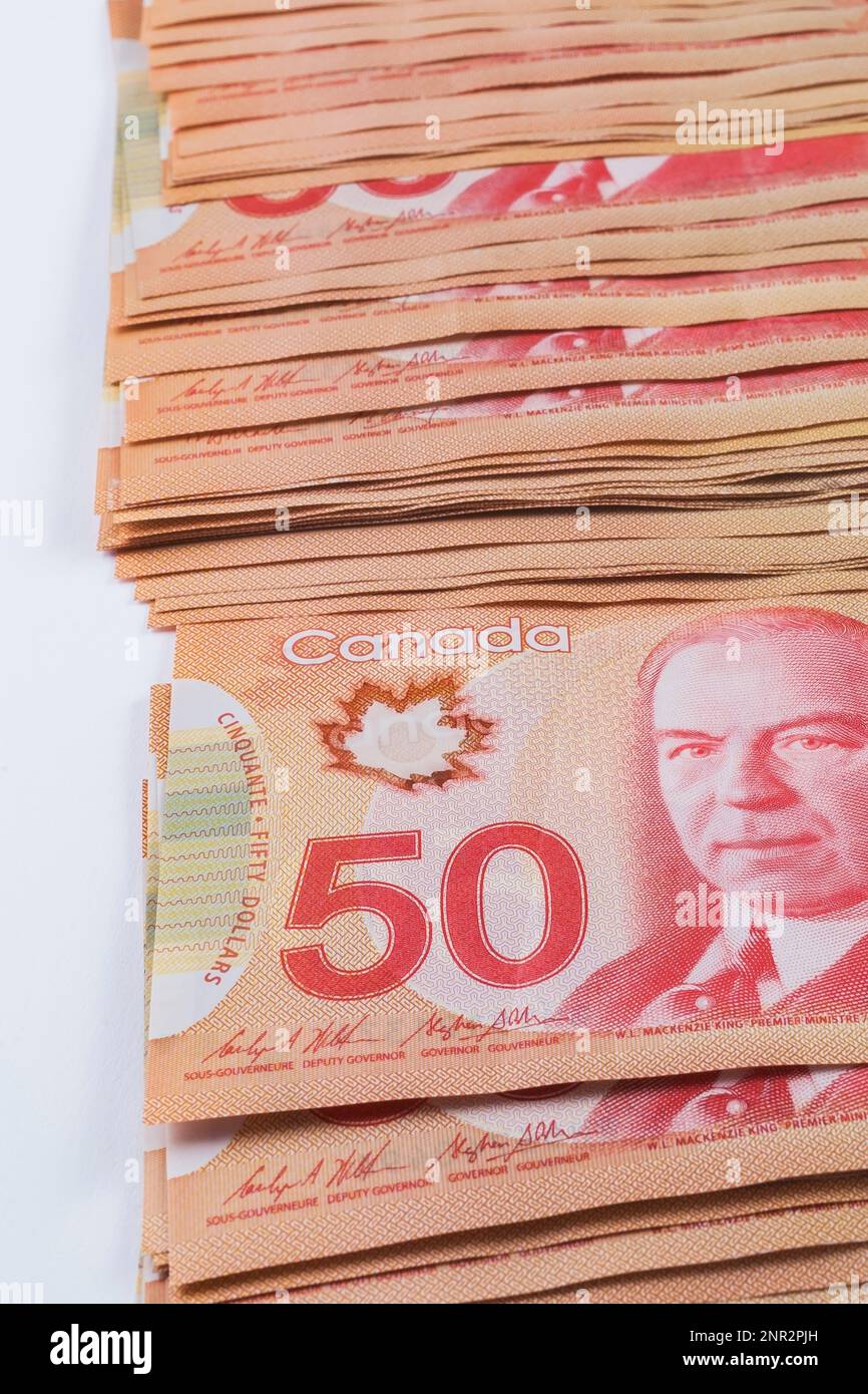 Vue de dessus des billets de cinquante dollars canadiens avec le portrait de W.L. Mackenzie King l'ancien premier ministre du Canada s'est répandu sur fond blanc. Banque D'Images