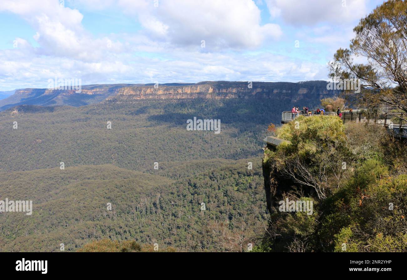 Les touristes à Echo point semblent miniatures à l'opposé de l'immensité du parc national des Blue Mountains. Banque D'Images