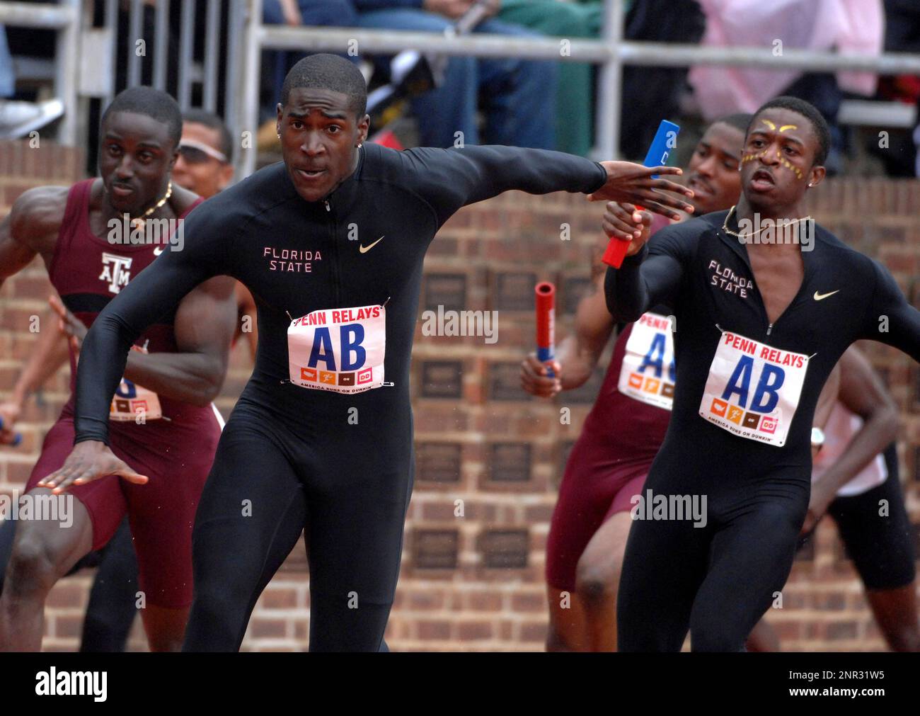 Cedric Nabe takes handoff from Charles Clark on Florida State's heat-winning 4 x 100-meter relay that timed 40.09 the 113th Penn Relays at the University of Pennsylvania's Franklin Field in Philadelphia, Pa. on Friday, April 27, 2007. (Kirby Lee via AP) Banque D'Images