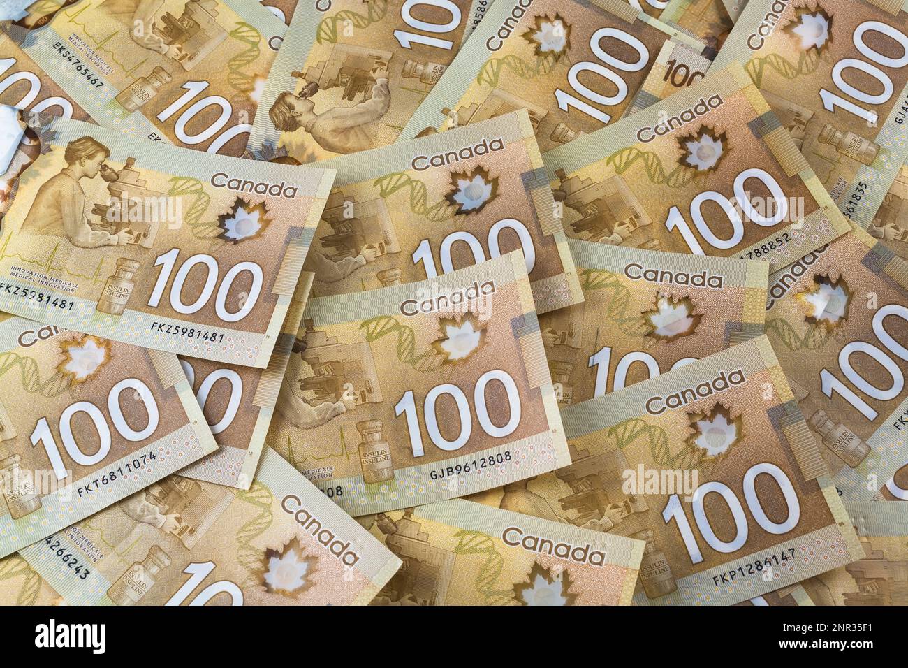 Billets de cent dollars canadiens avec portrait de la scène du laboratoire d'innovation médicale. Banque D'Images