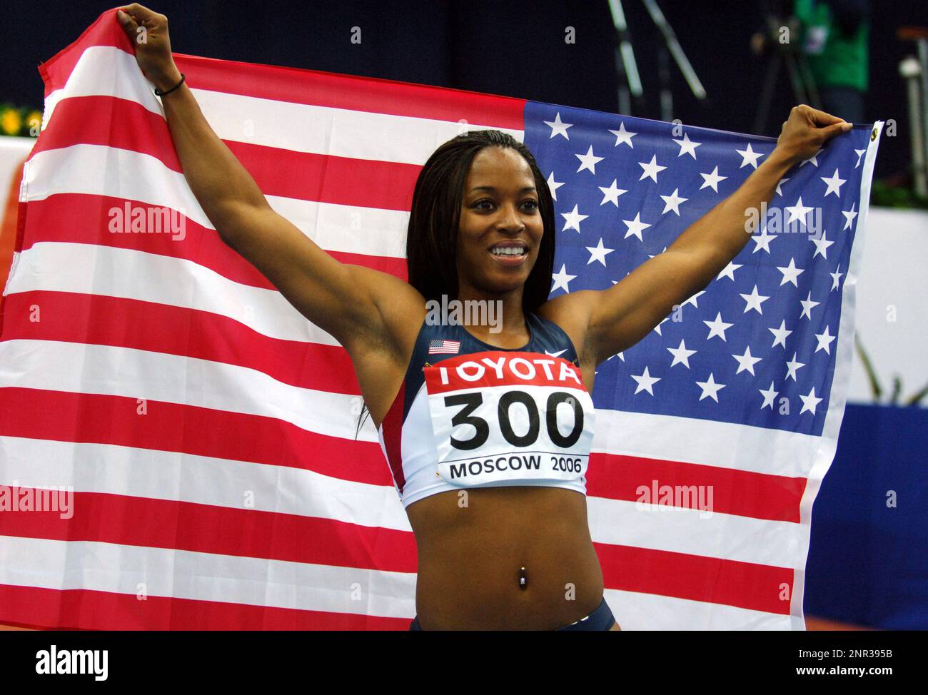 Me'Lisa Barber of the United States poses with an American flag after winning the women's 60 meters in 7.01 in the IAAF World Indoor Championships in Athletics at the Olympiysky Sports Complex in Moscow, Russia on Friday, March 10, 2006. (Kirby Lee via AP) Banque D'Images