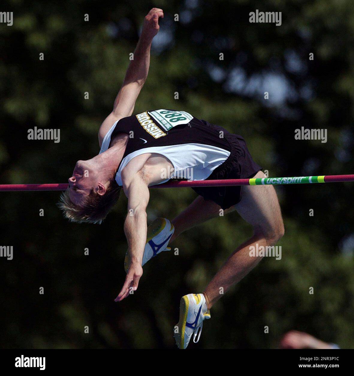 Missouri sophomore Jesse Sims was 14th in the high jump at 7-0 1/4 in the NCAA track and field championships at Hornet Stadium, Saturday, June 14, 2003, in Sacramento, Calif. (Kirby Lee via AP) Banque D'Images