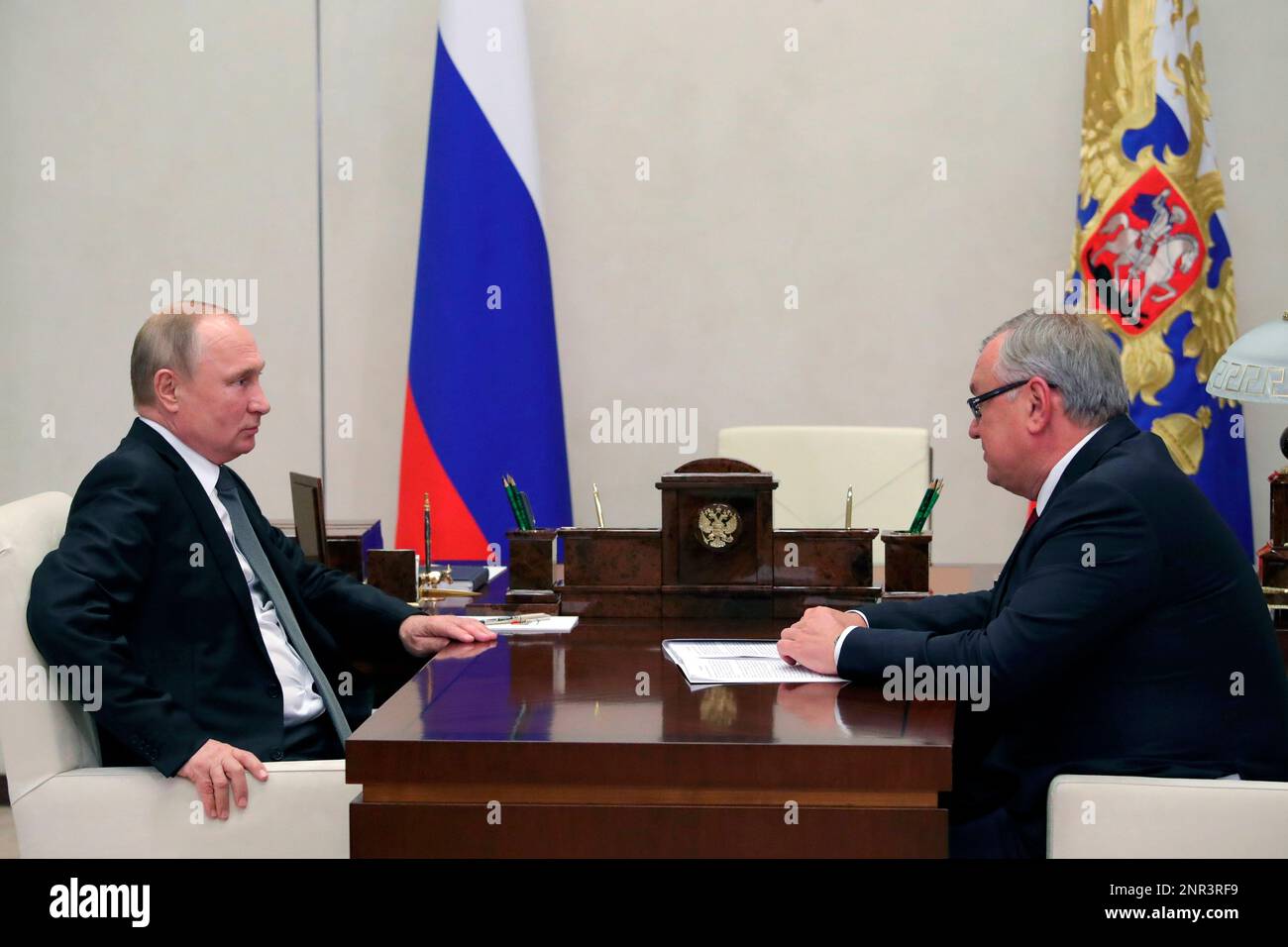 Russian President Vladimir Putin, left, listens to President and Board Chairman of Russia' state-controlled VTB bank Andrei Kostin during their meeting at the Novo-Ogaryovo residence outside Moscow, Russia, Monday, April 13, 2020. (Alexei Druzhinin, Sputnik, Kremlin Pool Photo via AP) Banque D'Images