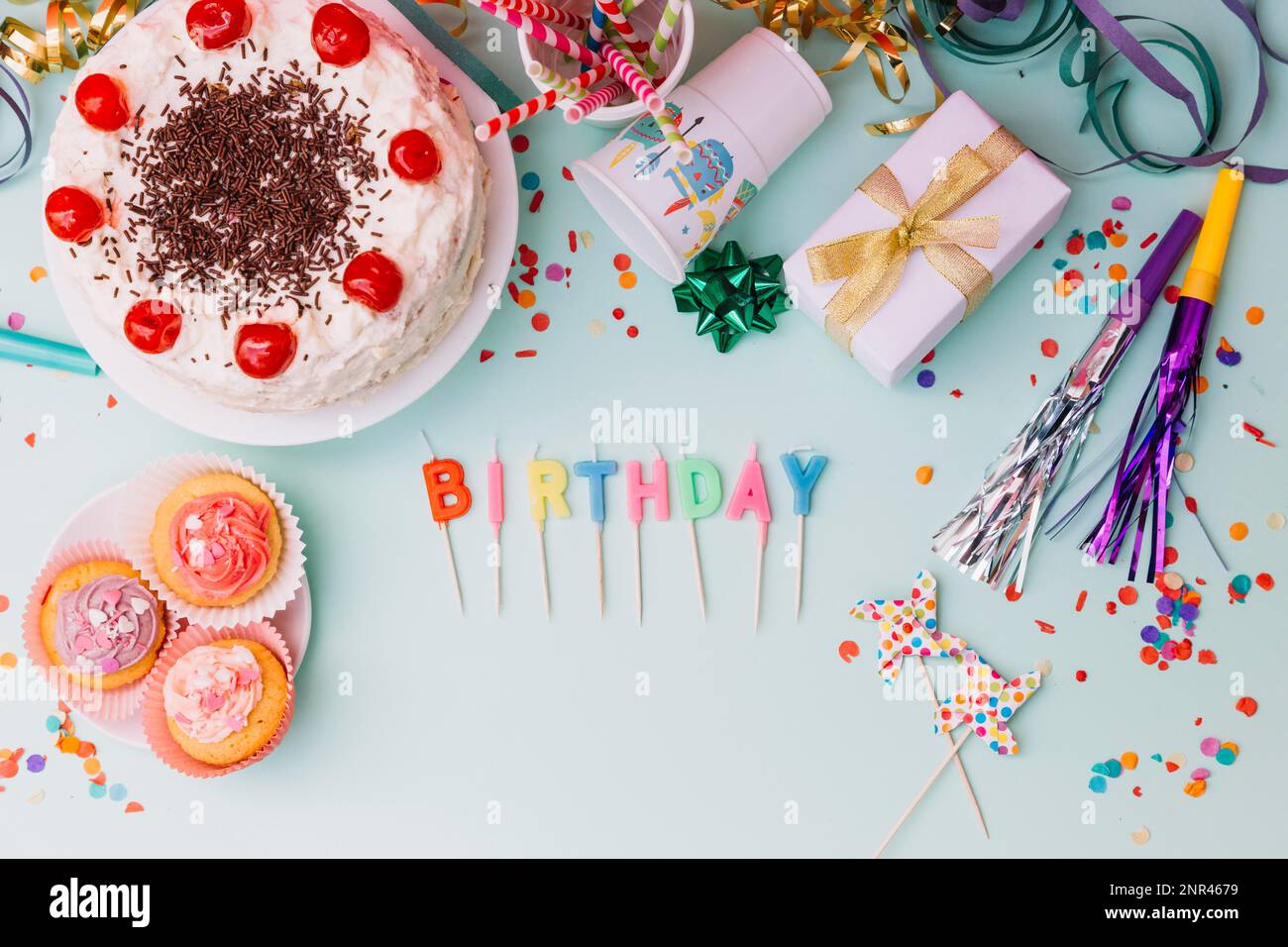 mot anniversaire bougies fête accessoires gâteau fond bleu. Photo haute résolution Banque D'Images