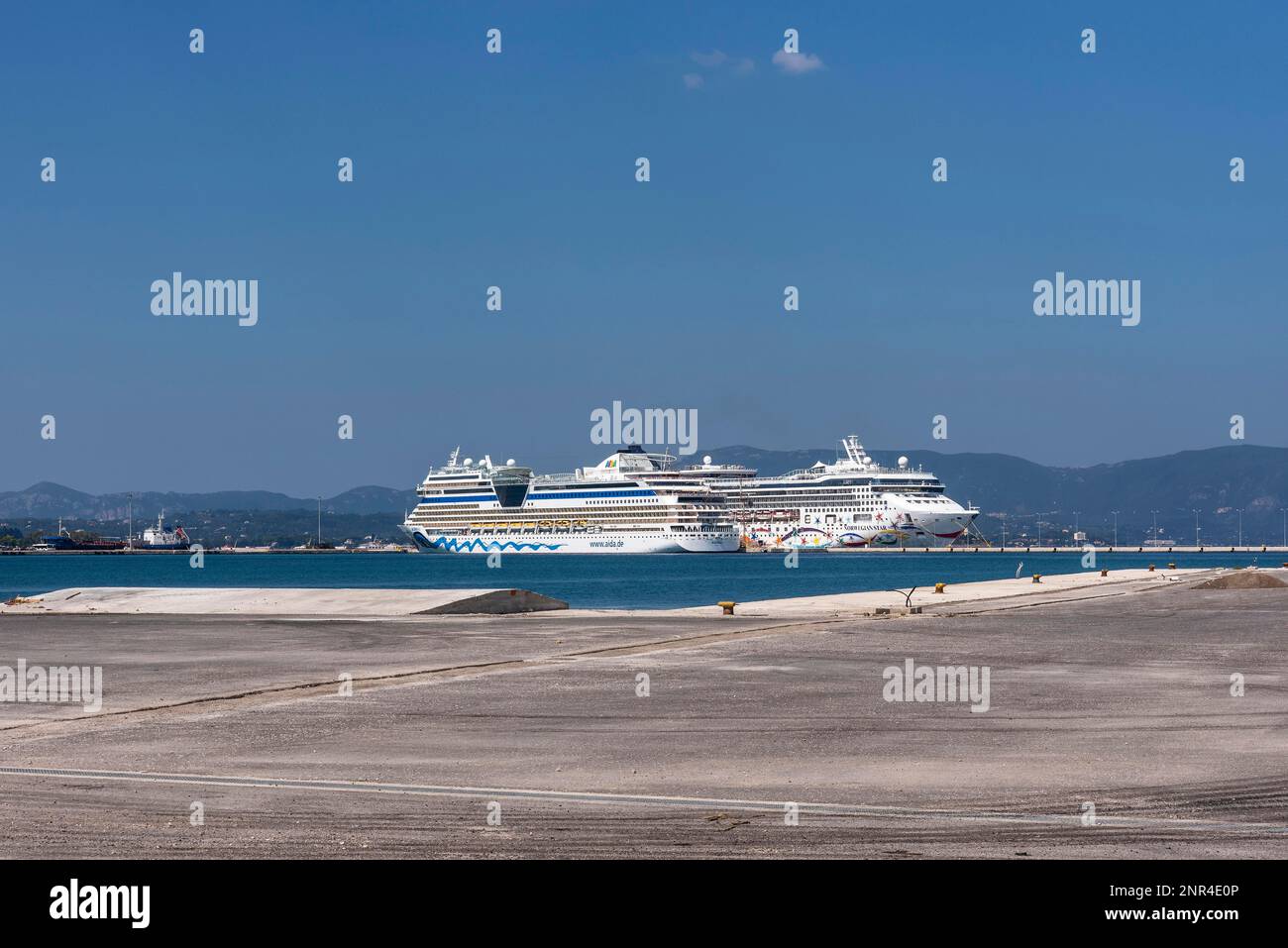 Bateaux de croisière, Port, Kerkyra, l'île de Corfou, les îles Ioniennes,  Grèce Photo Stock - Alamy