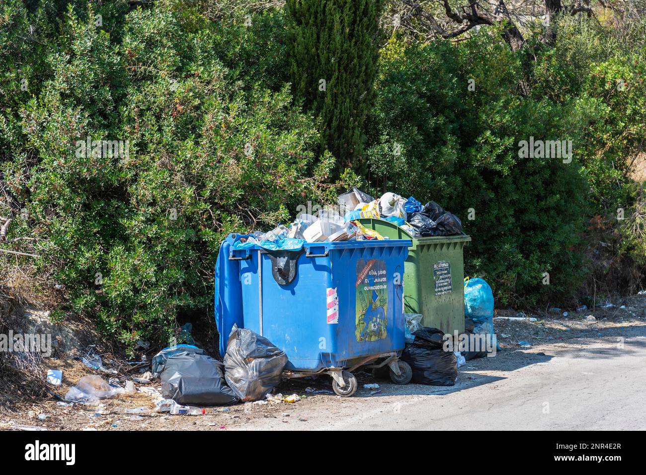 Conteneurs de déchets, sacs de déchets, île de Corfou, îles Ioniennes,  Grèce Photo Stock - Alamy