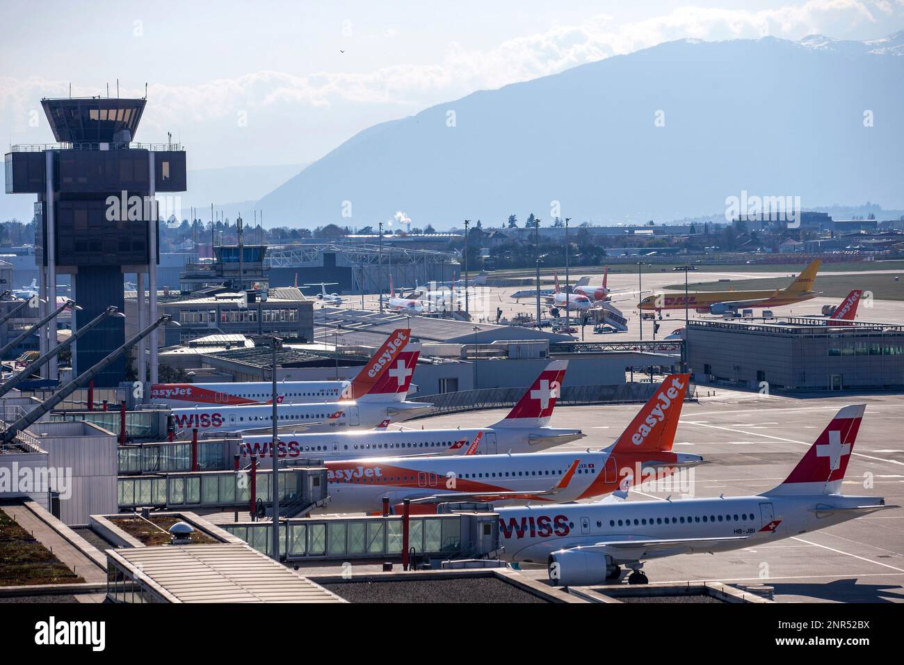 Swiss International Air Lines and easyJet planes are parked on the tarmac of the Geneve Aeroport due to the coronavirus in Geneva, Switzerland, Tuesday, March 24, 2020. Due to the COVID-19 pandemic a large number of flights of the Swiss carrier and easyJet carrier have been cancelled and part part their fleet grounded at the airport in Geneva. (Salvatore Di Nolfi/Keystone via AP) Banque D'Images