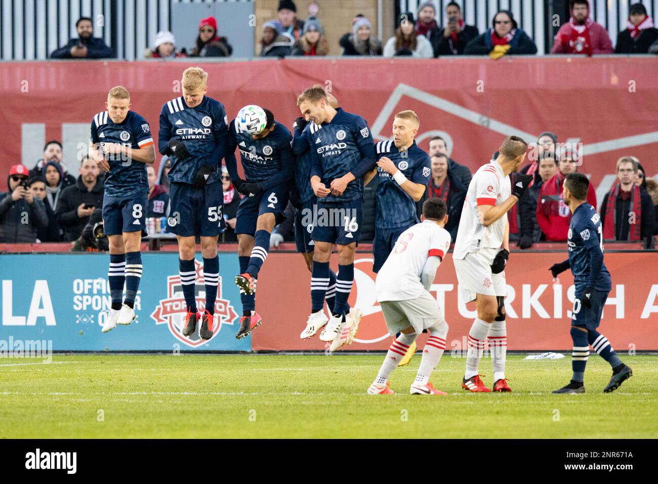TORONTO, ON - MARCH 07: Alexander Callens (6) of New York City FC jumps to block a free kick attempt with his head during the first half of the MLS regular season match between Toronto FC and New York City FC on March 7, 2020, at BMO Field in Toronto, ON, Canada. (Photo by Julian Avram/Icon Sportswire) (Icon Sportswire via AP Images) Banque D'Images