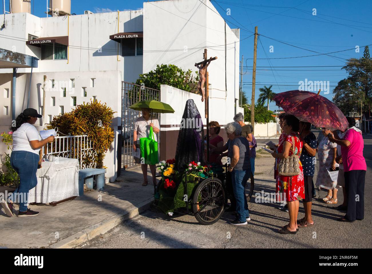 Pour marquer le sixième vendredi de Carême, de petits autels d'homme sont établis dans certains des quartiers plus traditionnels de Merida, au Mexique. Ils sont ici pour commémorer la souffrance de la Vierge Marie. Les paroissiens vont de maison en maison et chantent des cantiques religieux pour l'occasion Banque D'Images