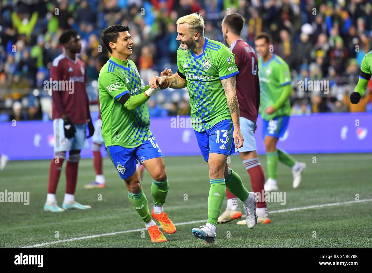 Seattle, WA, États-Unis. 26th févr. 2023. Jordan Morris célèbre avec Fredy Montero (12) lors du match de football MLS entre le Colorado Rapids et le Seattle Sounders FC au Lumen Field de Seattle, WA. Seattle défait le Colorado 4-0. Steve Faber/CSM/Alamy Live News Banque D'Images
