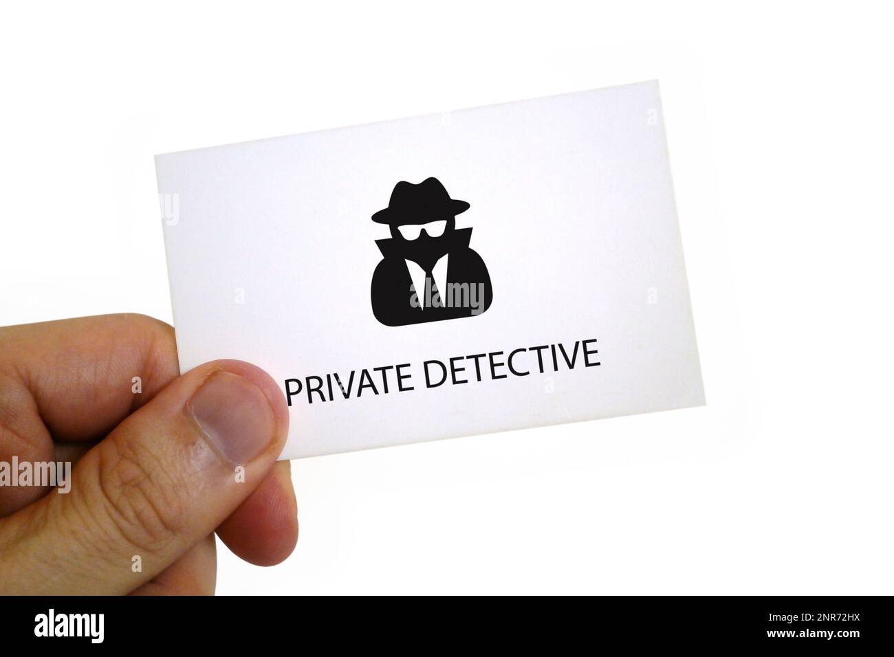Gros plan sur les doigts d'un homme portant une carte de détective privée. Banque D'Images