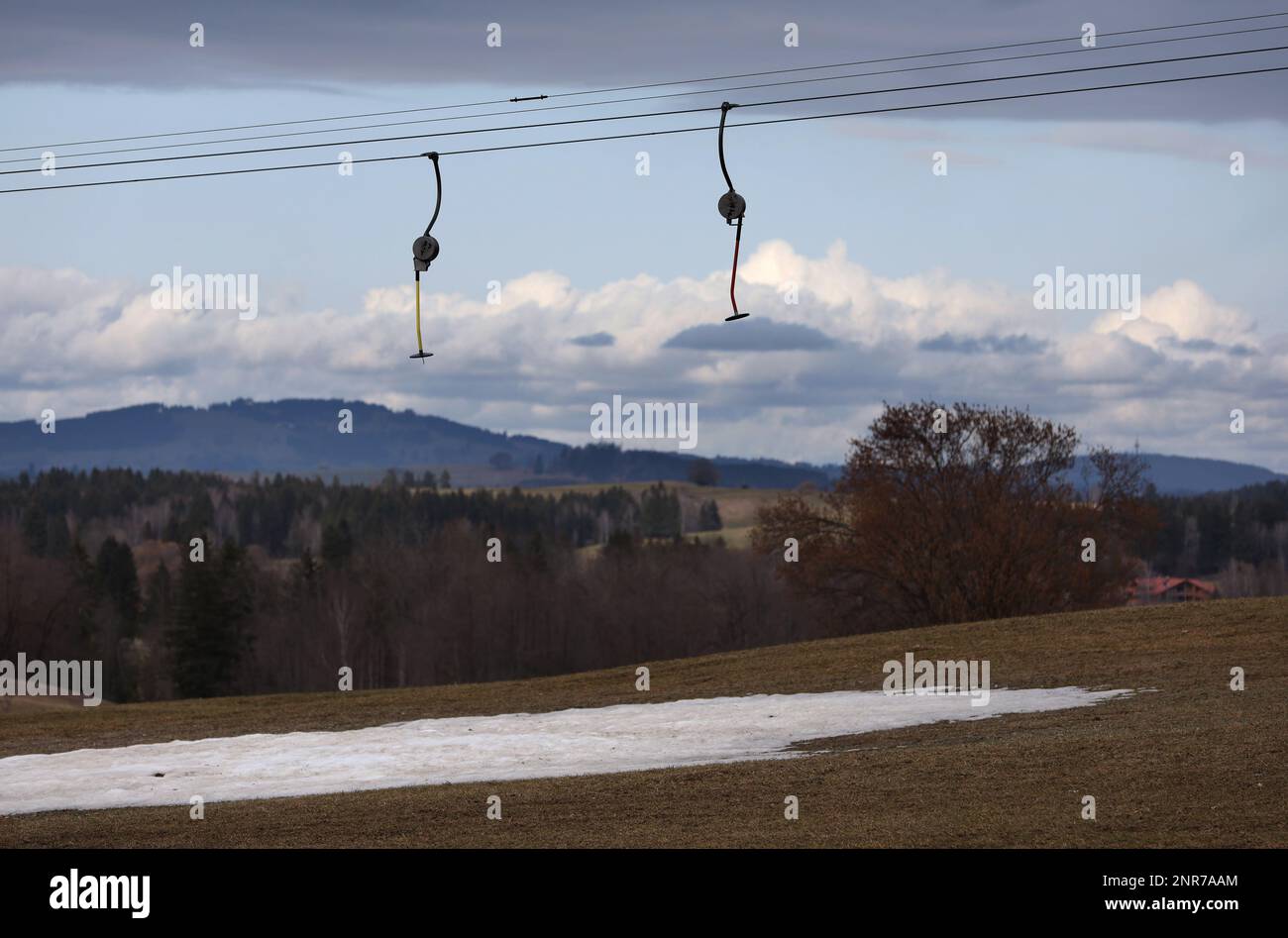 Schwangau, Allemagne. 23rd févr. 2023. Des plaques d'ascenseur traînent au-dessus d'une bande de neige artificielle dans le paysage sans neige. Compte tenu de la faible couverture de neige dans de nombreuses régions des Alpes et de l'absence de pluie en février, les experts disent qu'il y a bientôt une menace de sécheresse massive. (À dpa: 'Incroyablement peu de neige: Sécheresse massive menace") Credit: Karl-Josef Hildenbrand/dpa/Alamy Live News Banque D'Images