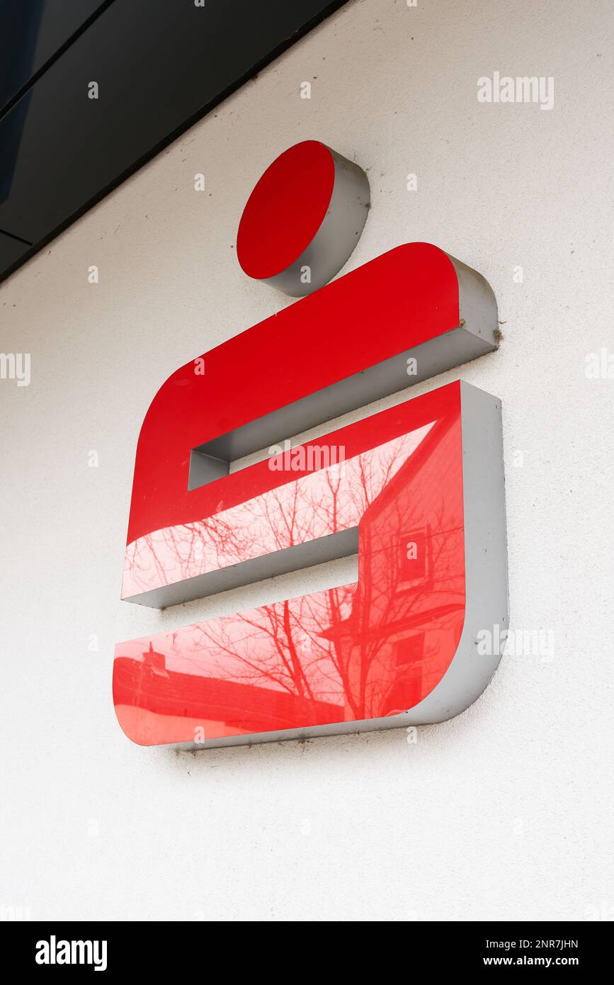 Panneau illuminé avec le symbole de la Sparkasse, Savings Bank sur une façade à Bad Harzburg en Allemagne Banque D'Images