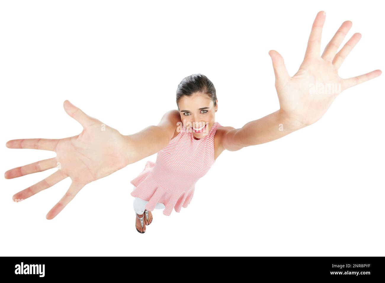 Son gigantesque. Portrait en studio à grand angle d'une jeune femme attrayante avec ses bras relevés sur un fond blanc. Banque D'Images