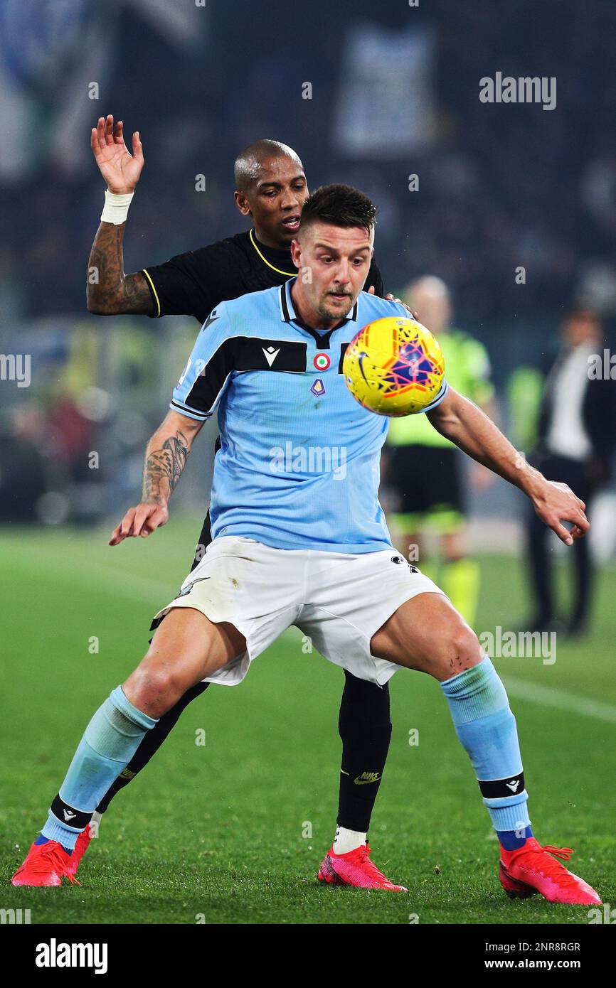 Sergej Milinkovic Savic of Lazio (R) and Ashley Young of Internazionale (L) in action during the Italian championship Serie A football match between SS Lazio and FC Internazionale on February 16, 2020 at Stadio Olimpico in Rome, Italy - Photo Federico Proietti/ESPA-Images(Credit Image: © ESPA Photo Agency/CSM via ZUMA Wire) (Cal Sport Media via AP Images) Banque D'Images