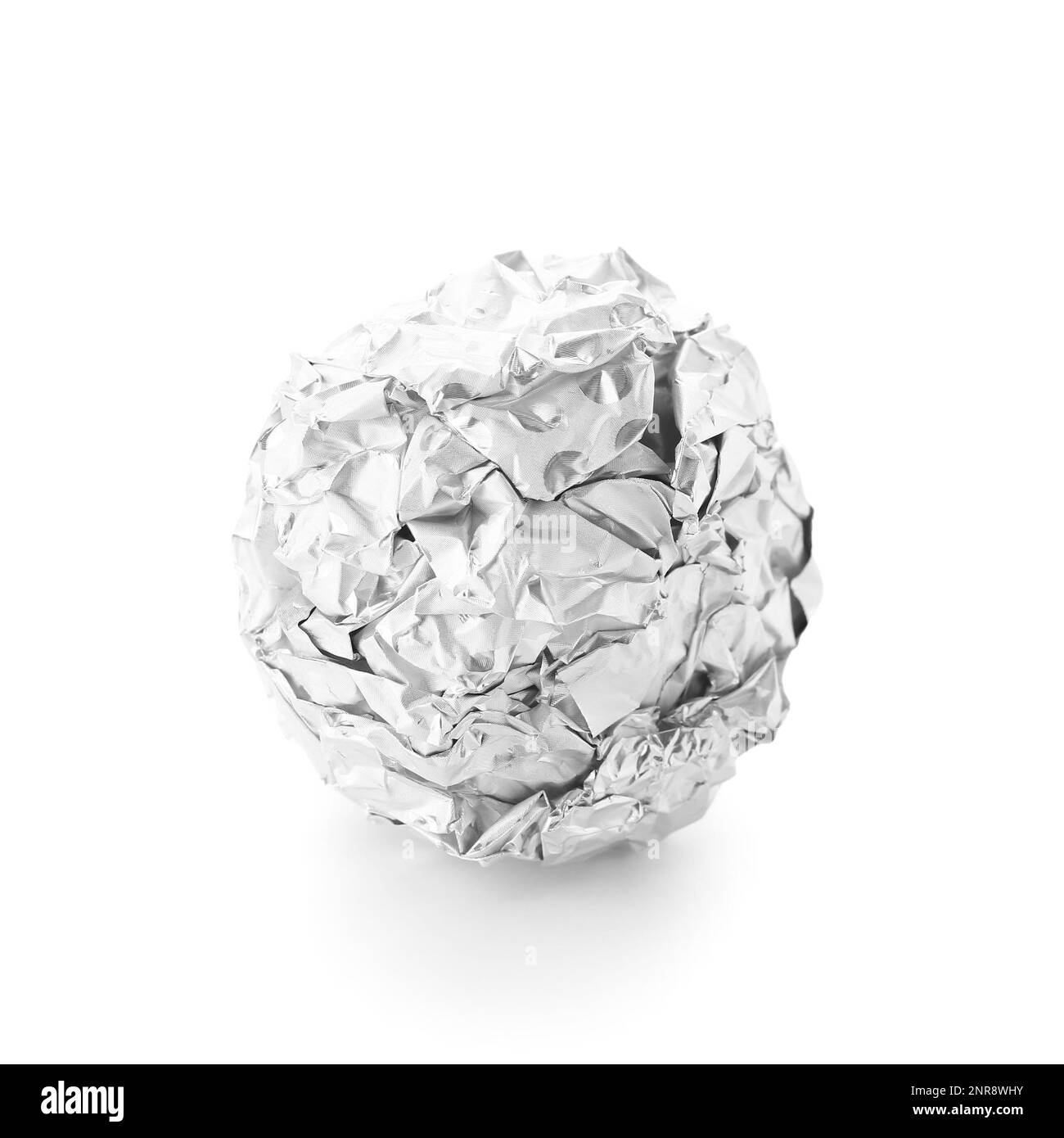 Boule de papier aluminium froissé sur fond blanc Banque D'Images
