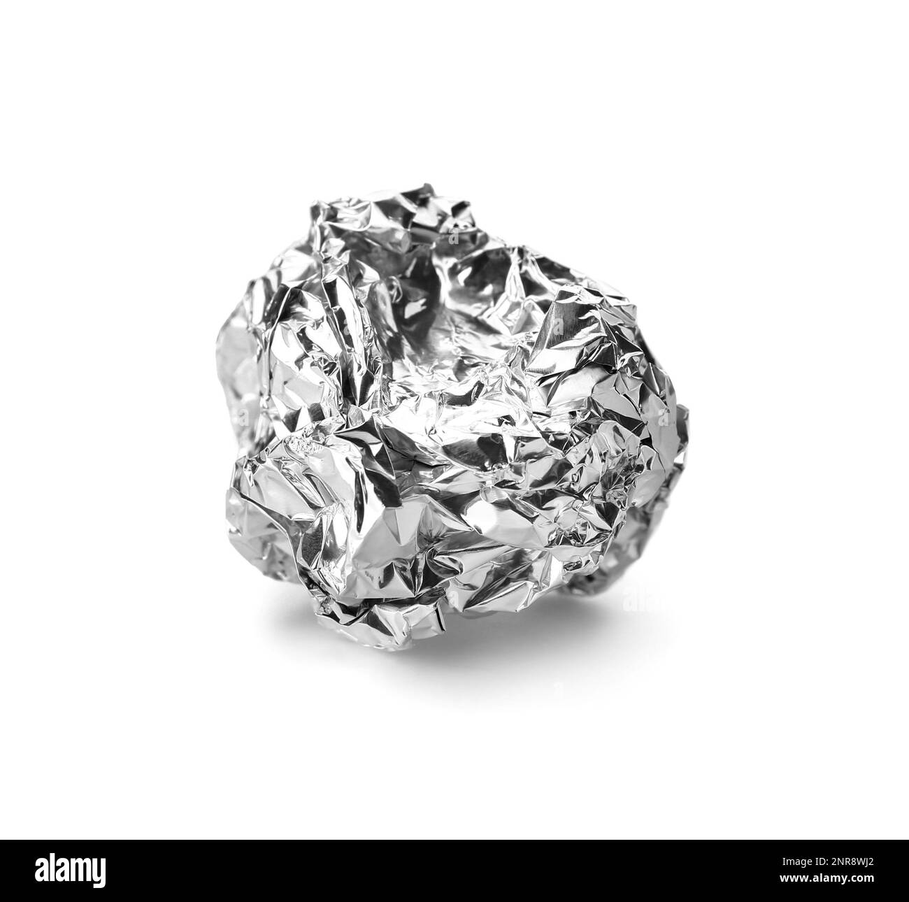 Boule de papier aluminium froissé sur fond blanc Banque D'Images