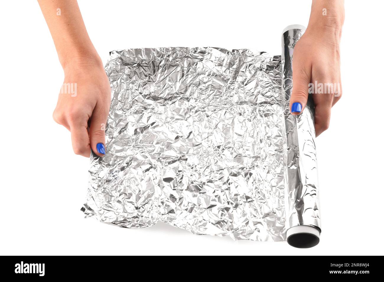 Mains de femme avec rouleau de papier d'aluminium sur fond blanc, gros plan Banque D'Images