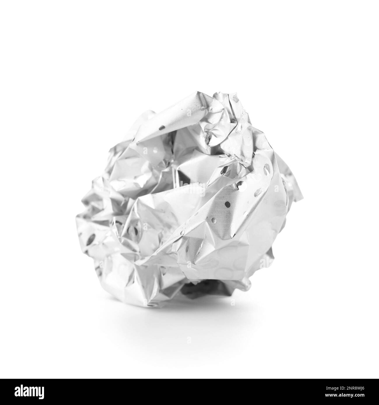 Boule de papier aluminium froissé sur fond blanc Banque D'Images
