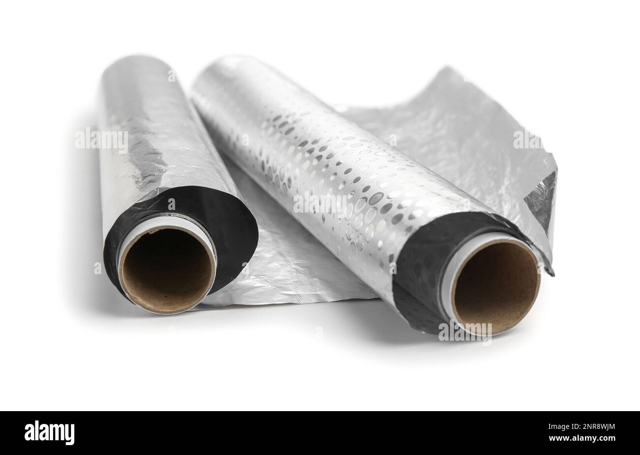Rouleaux de feuilles d'aluminium isolés sur fond blanc Banque D'Images