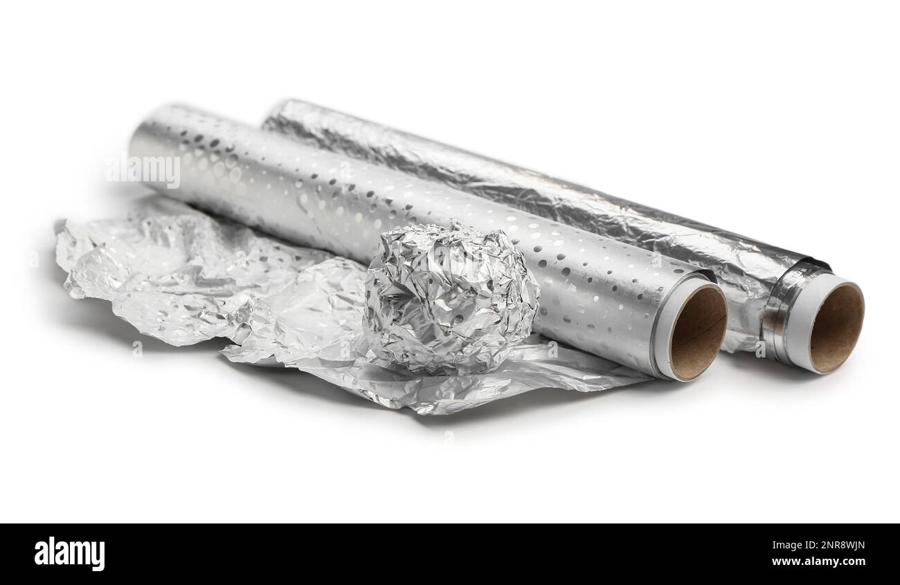 Rouleaux et boule de papier d'aluminium sur fond blanc Banque D'Images