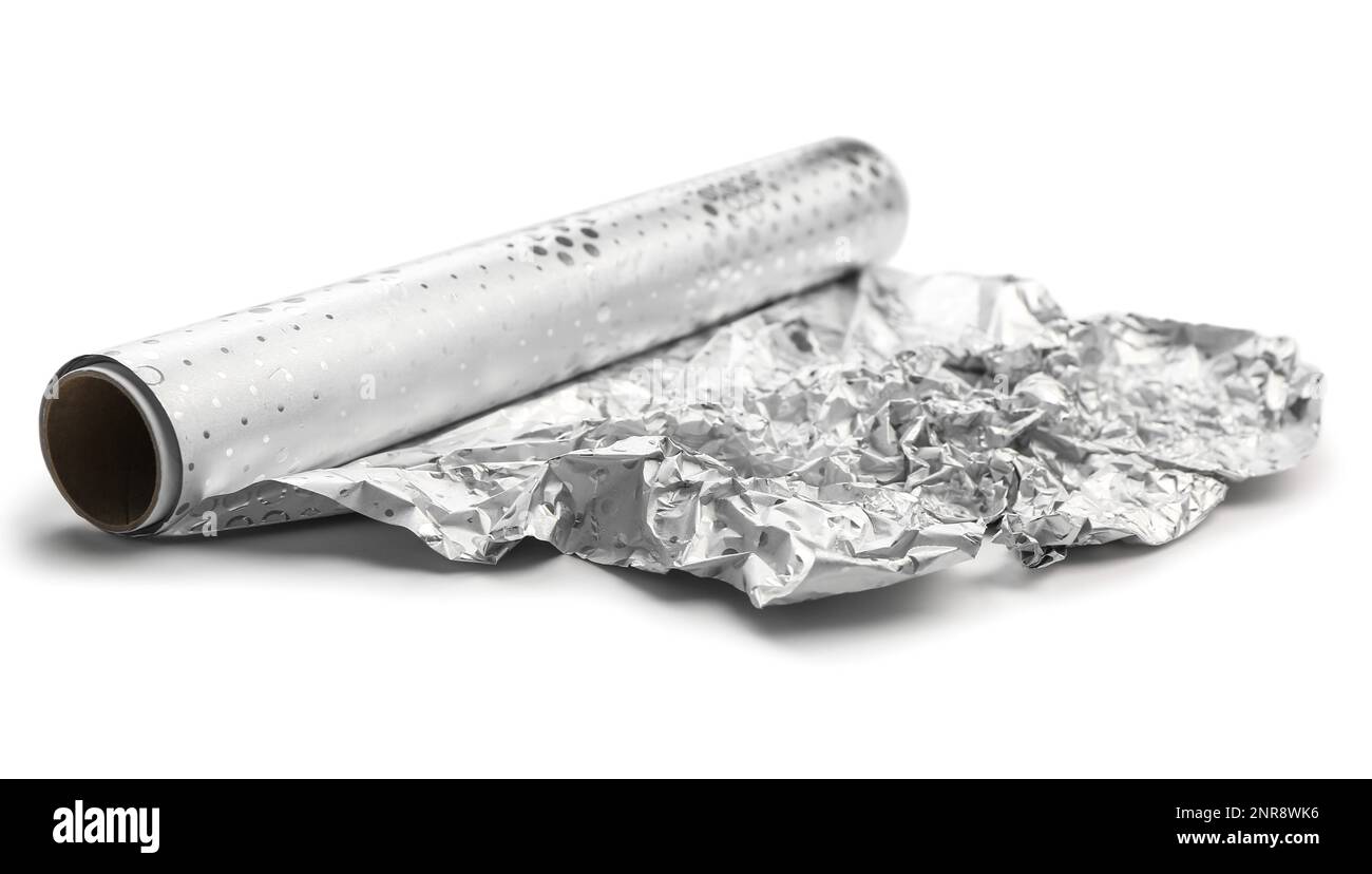 Feuille d'aluminium froissés sur fond blanc Banque D'Images