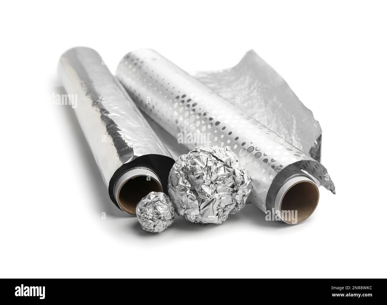 Rouleaux et boules de papier d'aluminium sur fond blanc Banque D'Images