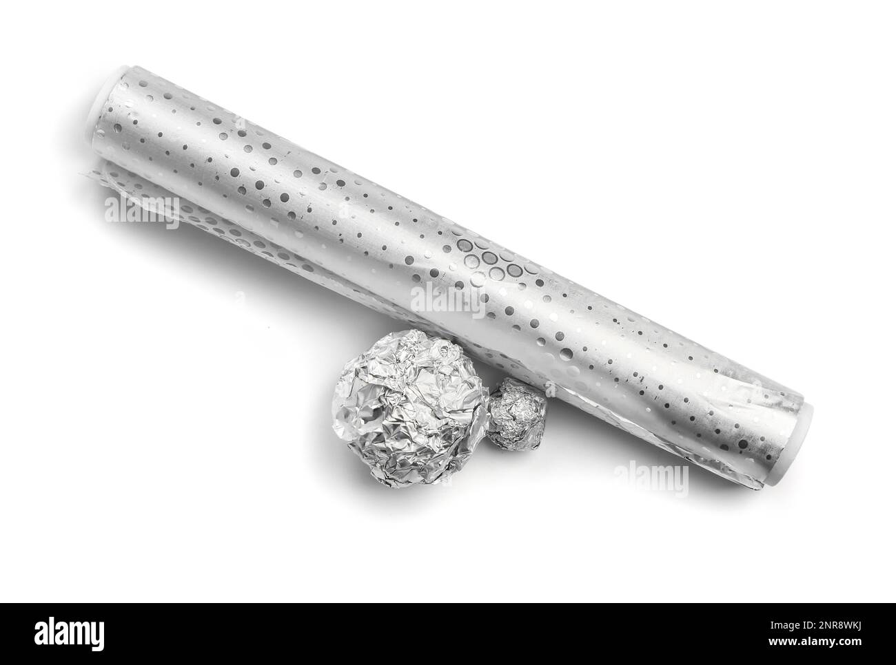 Rouleau et billes de papier d'aluminium isolés sur fond blanc Banque D'Images