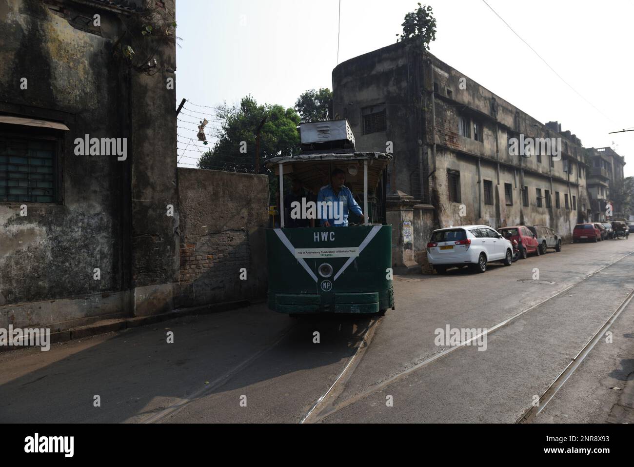 Kolkata, Inde - 26 février 2023 : les tramways emblématiques de Kolkata tournent à 150 ans et pour célébrer l'occasion mémorable, un défilé de tramway avec quelques-uns des plus anciens tramways a été organisé dimanche dans la ville de joie. Depuis 1996, 'Tramjatra', une collaboration mondiale des amateurs de tram, des artistes, des écologistes et des communautés, est en mouvement à Melbourne et Kolkata. / Groupe Eyepix Banque D'Images