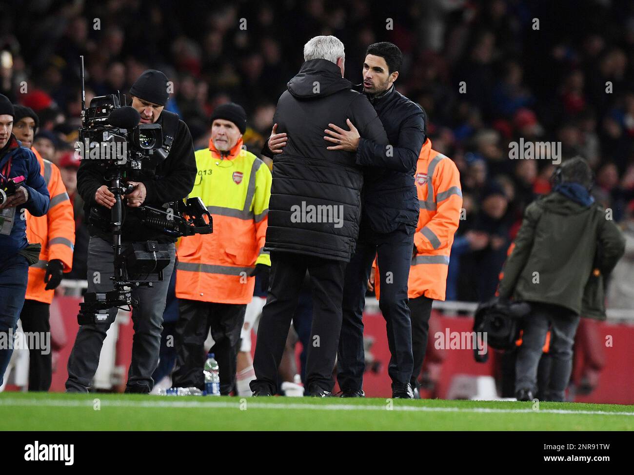 February 16, 2020, London, United Kingdom: Arsenal Manager Mikel Arteta hugs Newcastle United Manager Steve Bruce at the end of the Premier League match at the Emirates Stadium, London. Picture date: 16th February 2020. Picture credit should read: Robin Parker/Sportimage(Credit Image: © Robin Parker/CSM via ZUMA Wire) (Cal Sport Media via AP Images) Banque D'Images