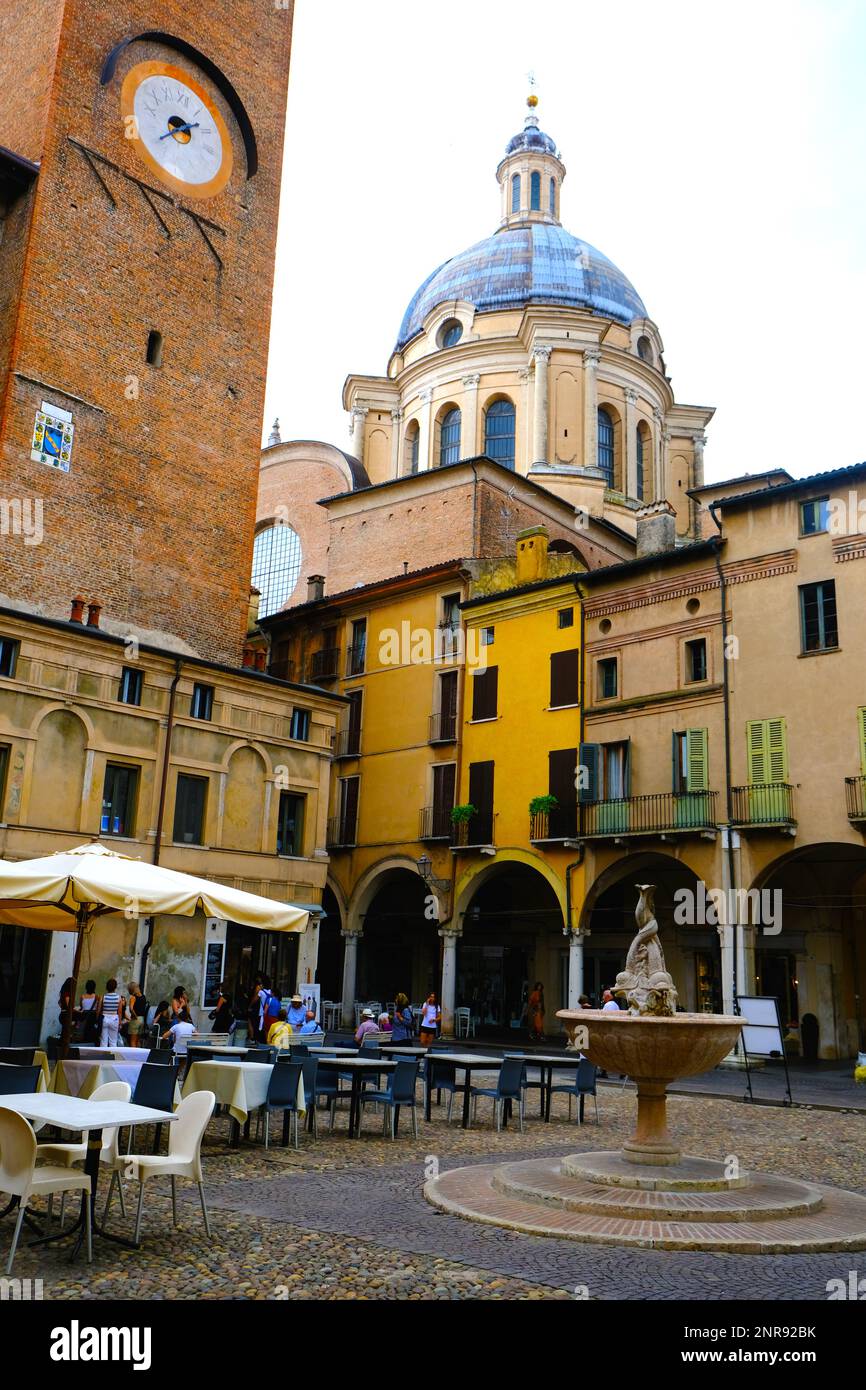 Café dans la via Broletto et Piazza Erbe à Mantua Italie Banque D'Images