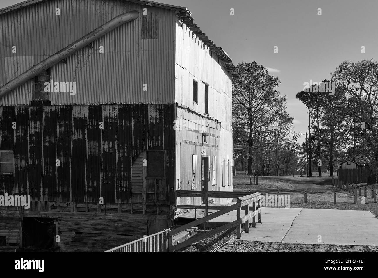 Image en noir et blanc d'une usine de grains rurale abandonnée. Banque D'Images