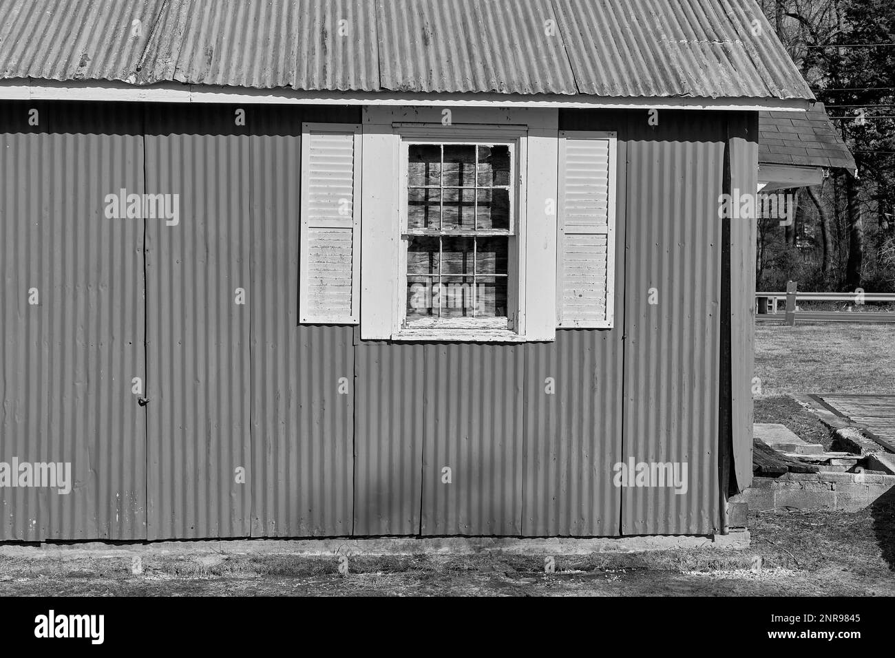 Image en noir et blanc d'une usine de grains rurale abandonnée. Banque D'Images