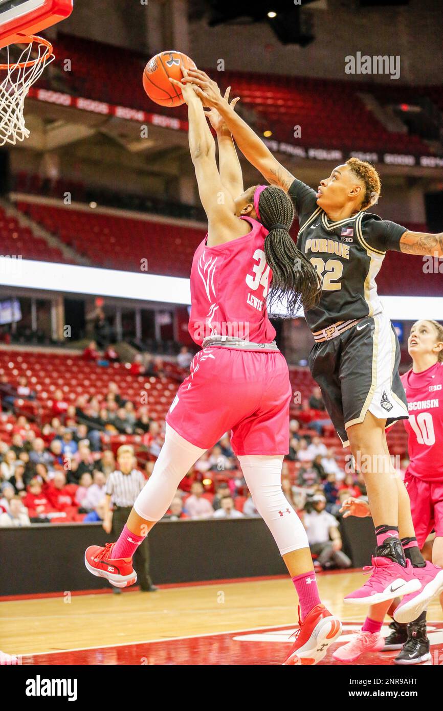 MADISON, WI - FEBRUARY 13: Wisconsin forward Imani Lewis (34) and Purdue University forward Ae'Rianna Harris (32) battle for a rebound during a college basketball game between the University of Wisconsin Badgers and the Purdue University Boilermakers on February 13, 2020 at the Kohl Center in Madison, WI. (Photo by Lawrence Iles/Icon Sportswire) (Icon Sportswire via AP Images) Banque D'Images