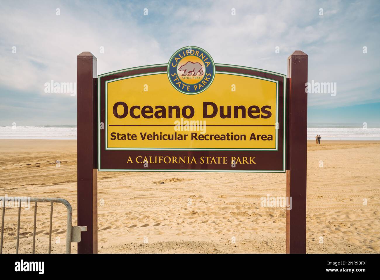 Oceano, Californie, États-Unis - 12 janvier 2022.Oceano Dunes State Vehicular Recreation Area, un panneau de parc d'État de Californie.Accès à la plage Banque D'Images