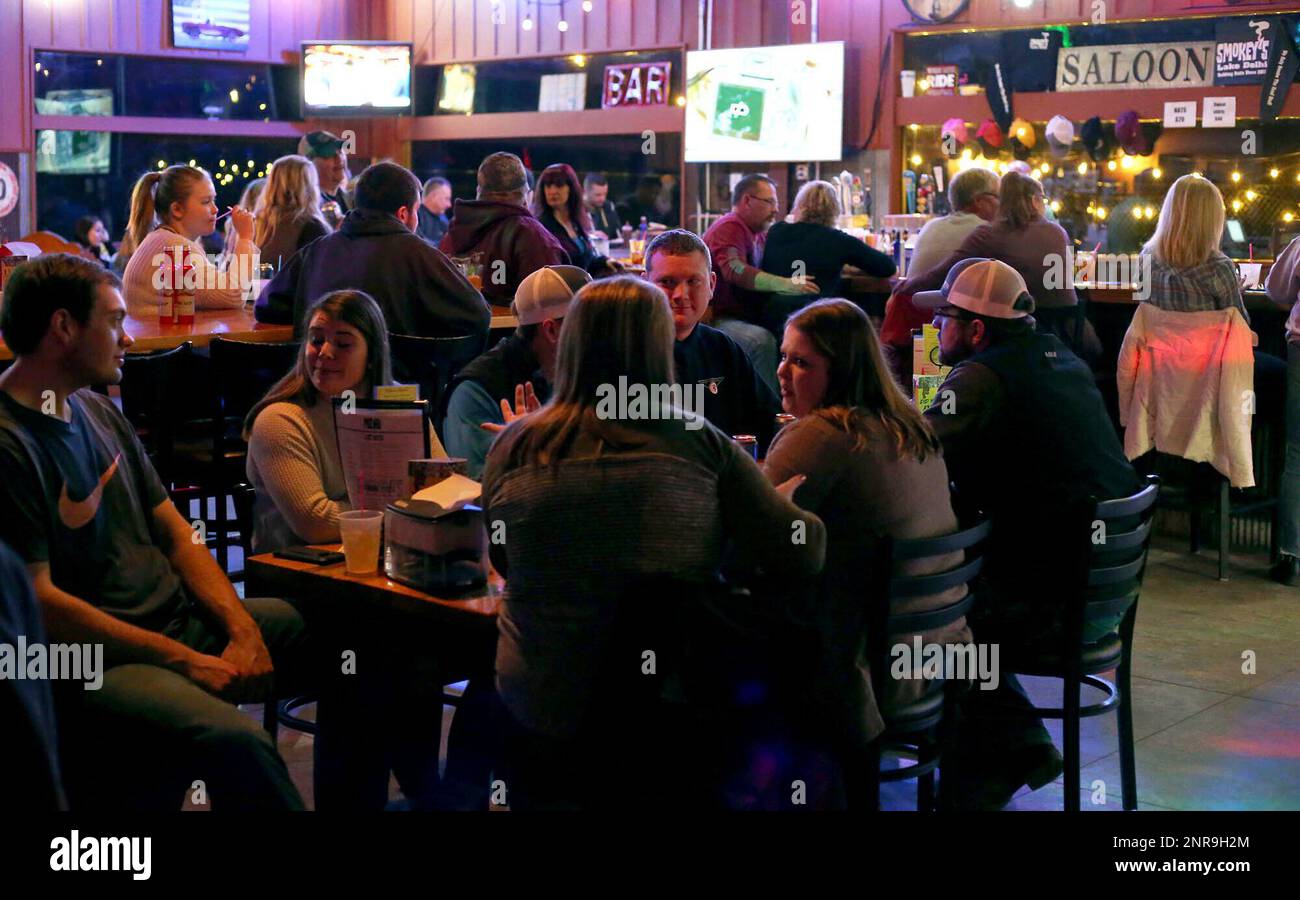 Smokey's Lost Bar & Grill in Delhi, Iowa, on Saturday, Feb. 1, 2020. “We know Smokey’s is a little bit out of the way, so we want to give people a reason to come down the hill,” owner Curtis Martin said. “Live music keeps people interested in the place.” (Eileen Meslar/Telegraph Herald via AP) Banque D'Images