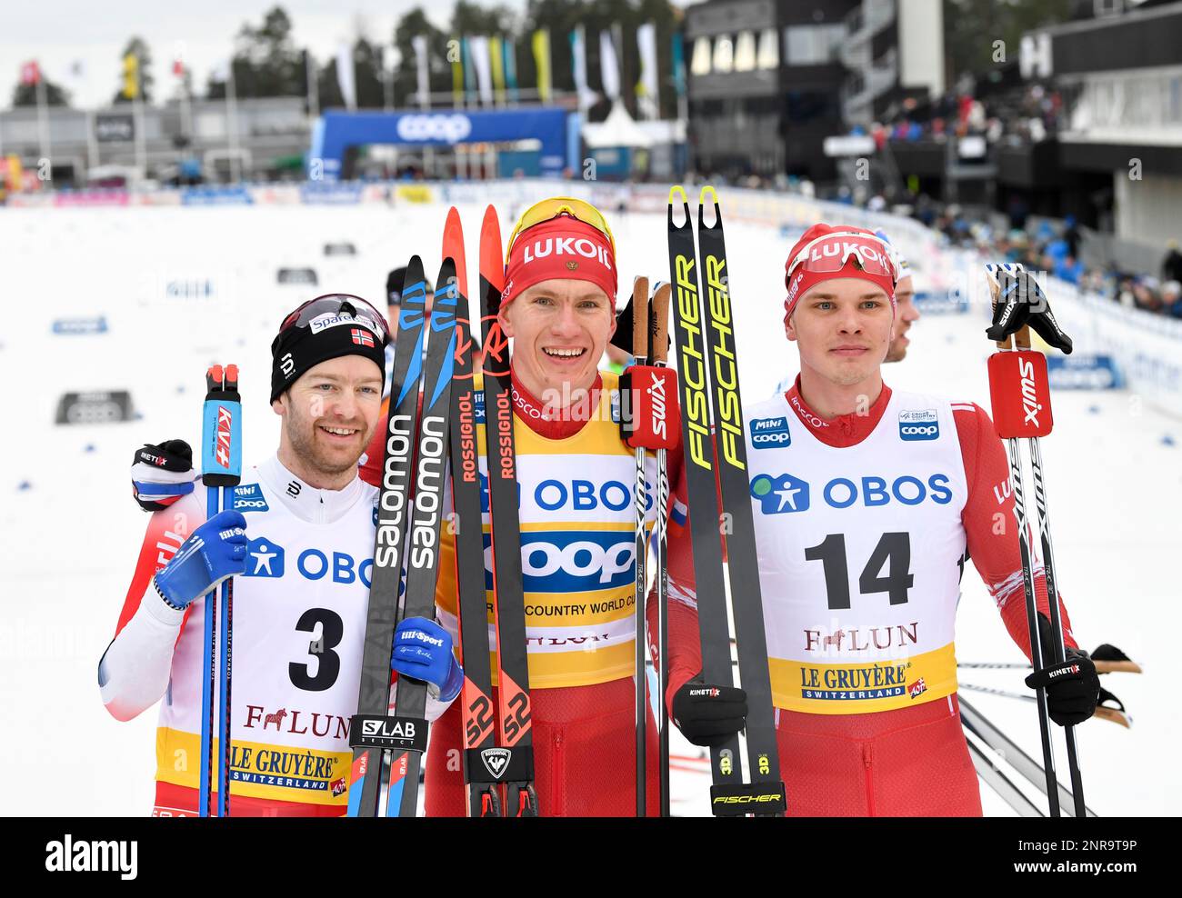Winner Alexander Bolshunov of Russia, center, second placed Sjur Roethe of Norway, left, and third placed Ivan Yakimushkin of Russia after the Men's Mass Start 15.0 km Free during the FIS Cross Country Skiing World Cup in Falun, Sweden, Sunday Feb. 9, 2020. (Henrik Montgomery/TT via AP) Banque D'Images