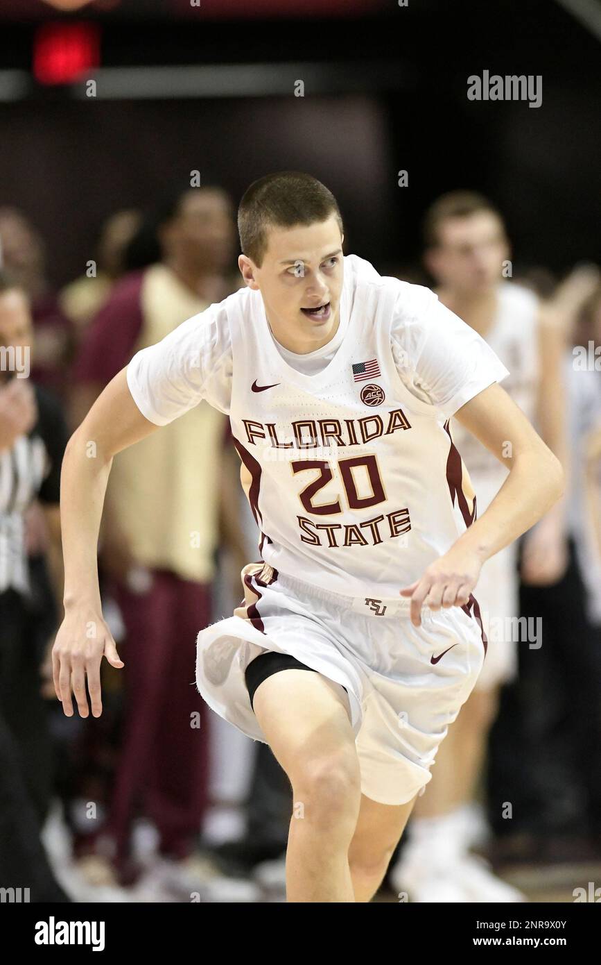 TALLAHASSEE, FL - FEBRUARY 08: Travis Light (20) guard Florida State University (FSU) Seminoles hustles on defense after going two-for-two outside the three point arc for six points in the final minute against the Miami Hurricanes, Saturday, February 8, 2020, at the Donald L Tucker Civic Center in Tallahassee, Florida. (Photo by David Allio/Icon Sportswire) (Icon Sportswire via AP Images) Banque D'Images