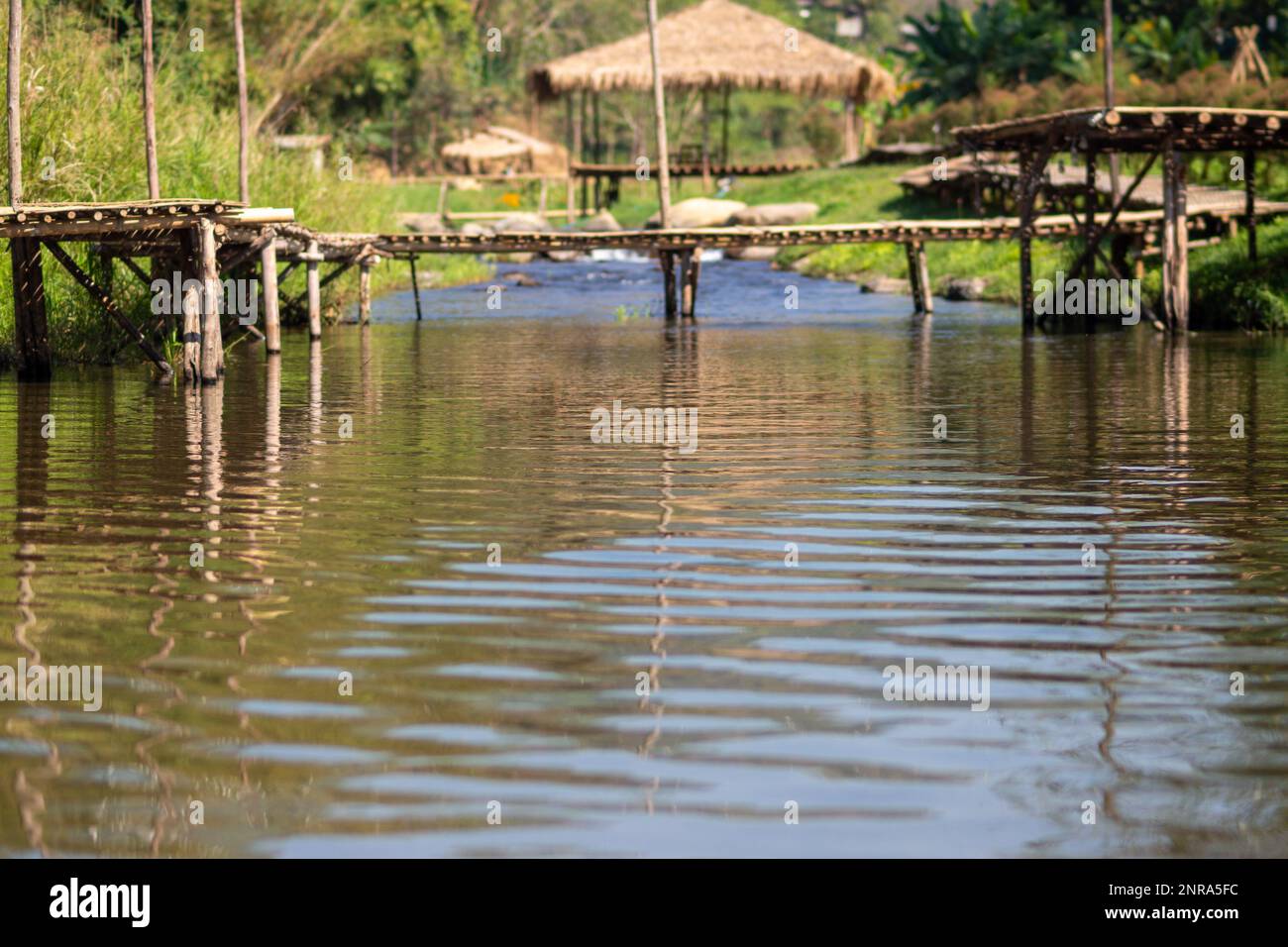 Pont de bambou et rivière à Utaradit, Thaïlande. Banque D'Images