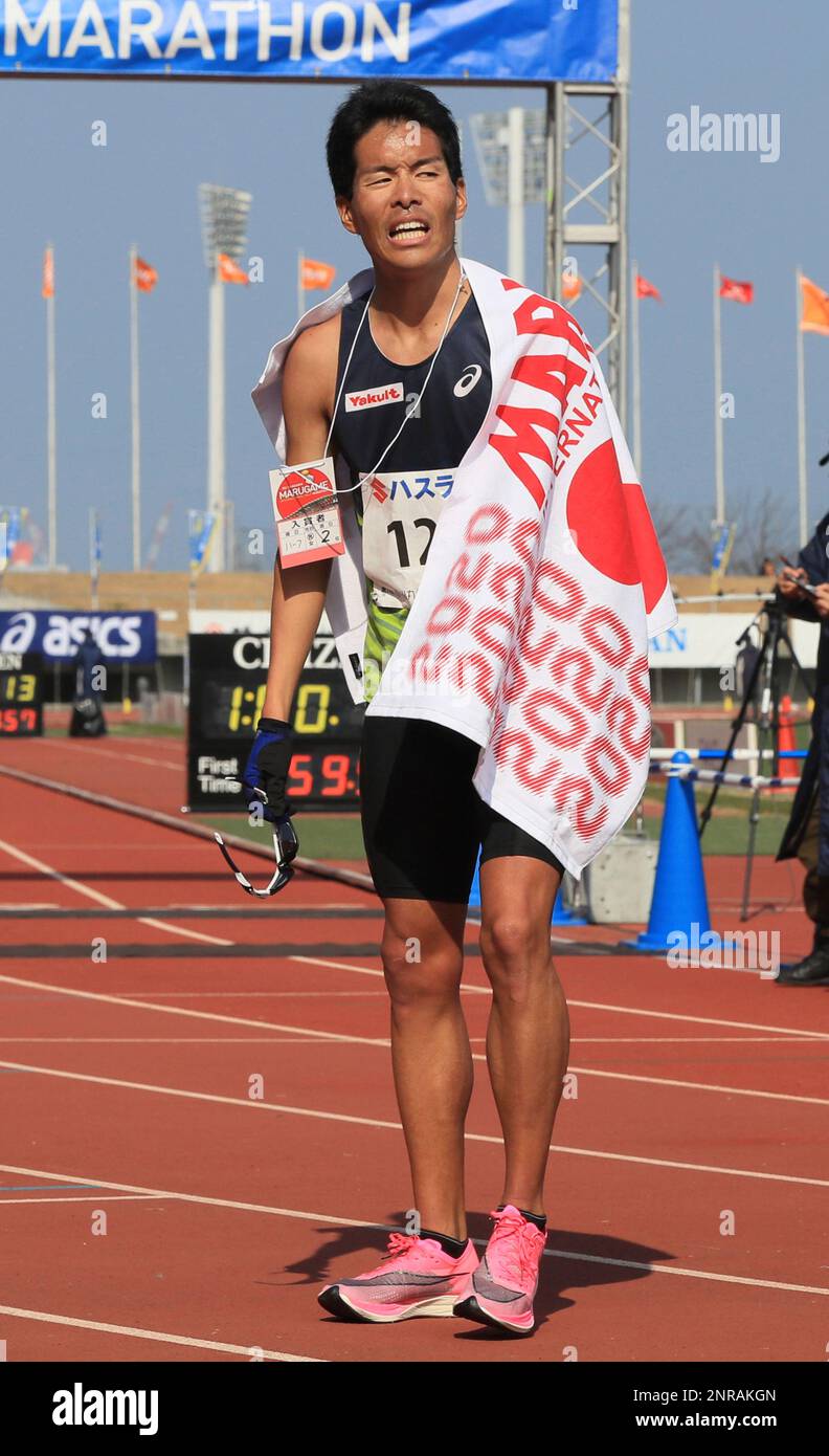 Japanese marathon runner Yusuke Ogura wearing NIKE ZoomX Vaporfly Next% reacts after crossing the finish line of the 2020 Kagawa Marugame International Half Marathon in Marugame City, Kagawa Prefecture on February 2, 2020. Ogura set a Japanese new record in this race. Nike ZoomX Vaporfly Next% has been attracting attention as a record for long distances on land. World Athletics (WA) announce that NIKE VF is permissible. Eliud Kipchoge, world record holder for men's marathon, and Suguru Osako, a Japanese record holder, wore VF series. ( The Yomiuri Shimbun via AP Images ) Banque D'Images