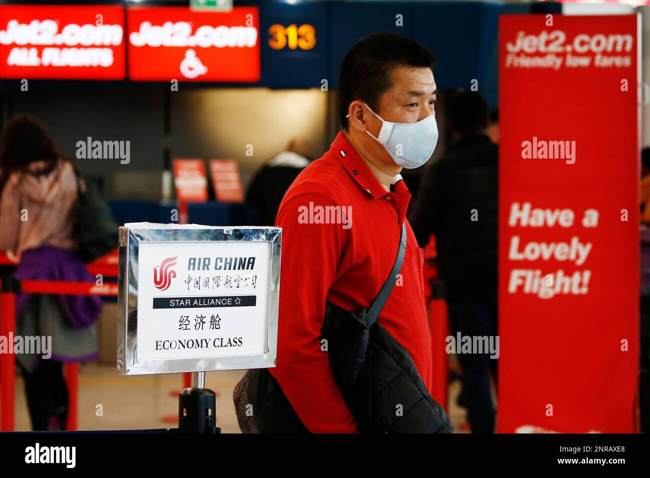A passenger wears a mask at Rome's international airport, in Fiumicino, Friday, Jan. 31, 2020. European countries have stepped up their response to a new virus that has sickened thousands of people in China and reached 19 other countries, Italy has two Chinese tourists hospitalized after they tested positive. (Cecilia Fabiano/LaPresse via AP) Banque D'Images